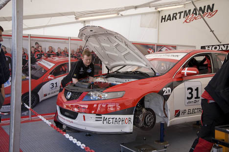 Hartmann mekanikerne pillede ved bilerne så de kunne lave nogle gode tider.
(Foto: Motorsporten.dk)